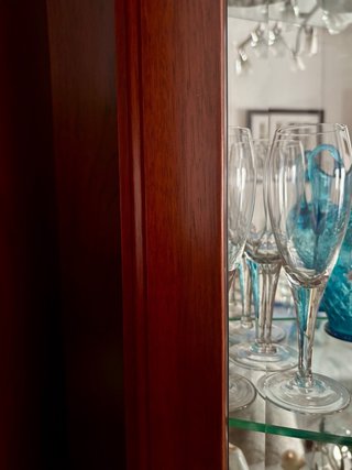 Vitrina madera maciza con luz, espejo y 3 cajones.