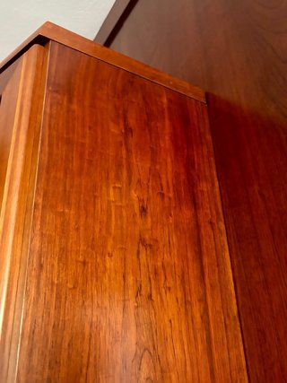 Vitrina madera maciza con luz, espejo y 3 cajones.