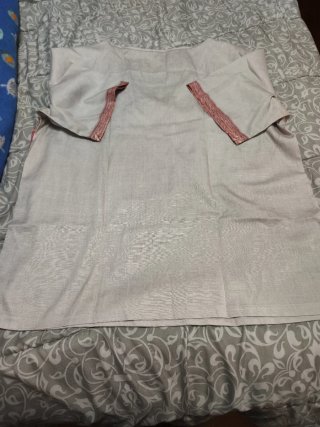 Camiseta V-Neck Floral Beige y Rosa