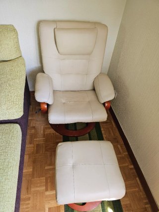 Sillón orejero beige con reposapiés