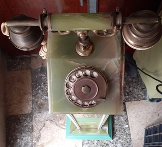 Colonnina marmo con telefono d'epoca