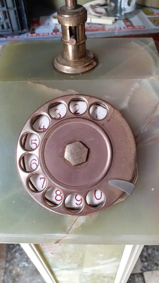 Colonnina marmo con telefono d'epoca