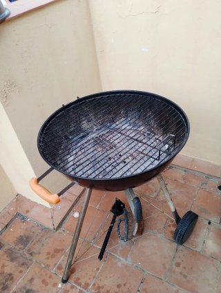 Mesa y 7 Sillas Terraza Plegables incluye barbacoa