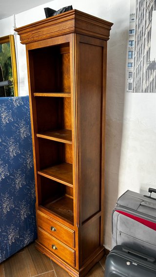 Librería de madera con cajones