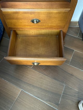 Librería de madera con cajones