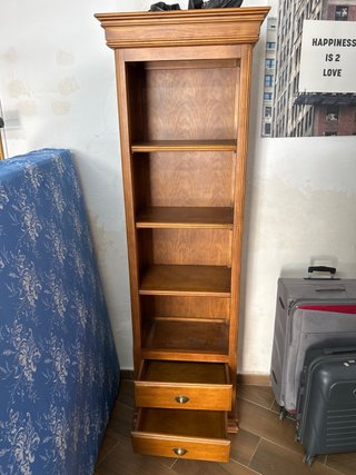 Librería de madera con cajones
