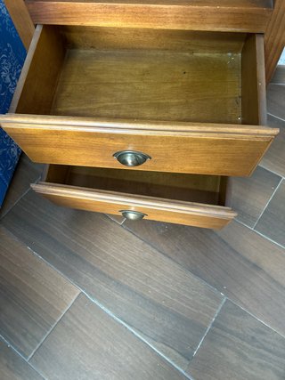 Librería de madera con cajones