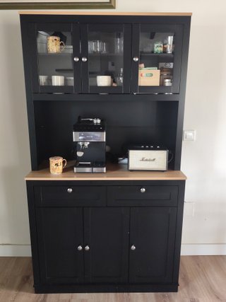 Alacena de cocina negra y madera