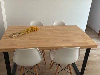 Mesa de comedor con 4 sillas blancas