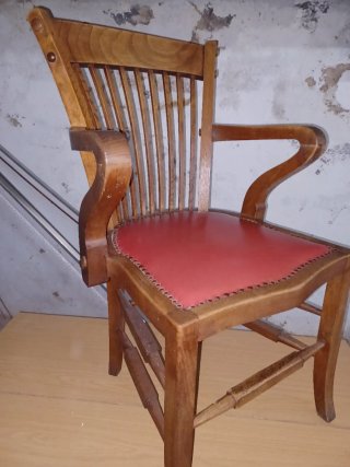 Escritorio antiguo de madera con silla