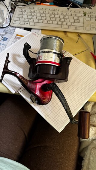 Carrete de pesca Goliat Grafito, gran lanzado.