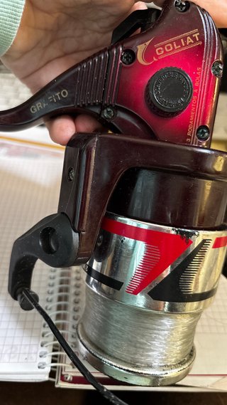 Carrete de pesca Goliat Grafito, gran lanzado.