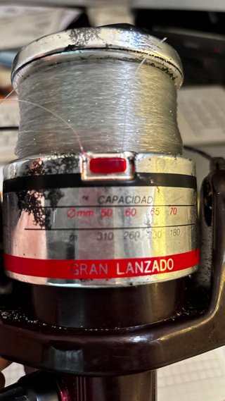 Carrete de pesca Goliat Grafito, gran lanzado.