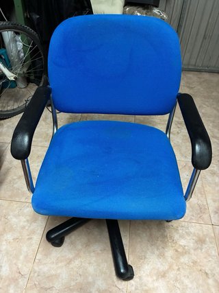 Silla de oficina ergonómica azul y negra