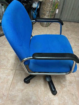 Silla de oficina ergonómica azul y negra