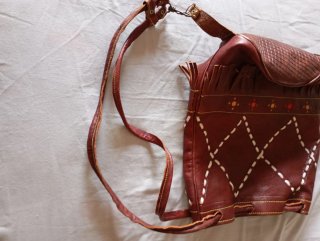 Bolso de cuero marrón con flecos