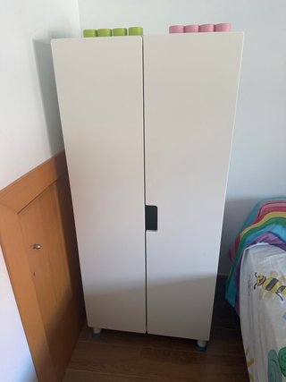 Dormitorio completo: 2 camas, armario, mesilla
