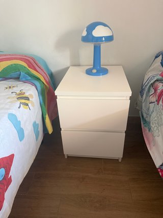 Dormitorio completo: 2 camas, armario, mesilla