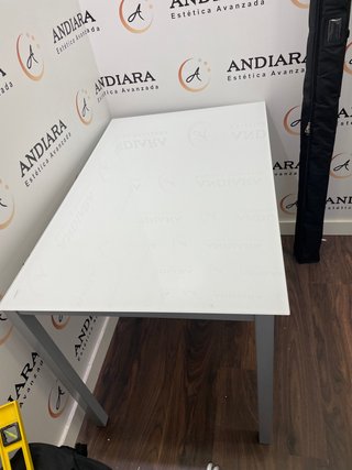 Mesa blanca patas grises