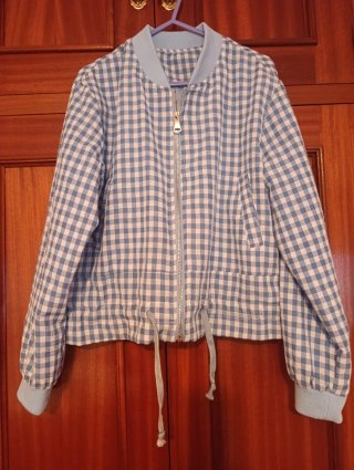Cazadora bomber cuadros azul y blanco