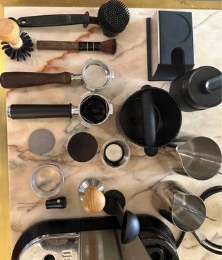 De’Longhi Dedica + kit barista completo