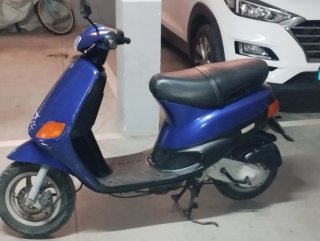 Ciclomotor Scooter Azul y Negro