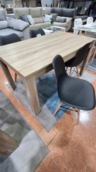 Mesa de madera y 4 sillas negras