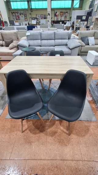 Mesa de madera y 4 sillas negras