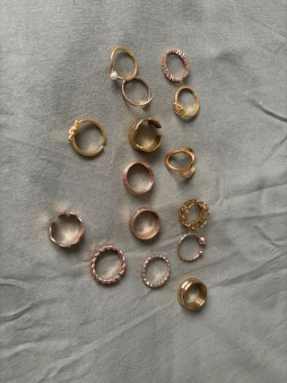 Joyero con Anillos y Pendientes Dorados