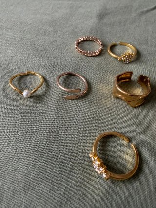 Joyero con Anillos y Pendientes Dorados