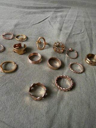 Joyero con Anillos y Pendientes Dorados