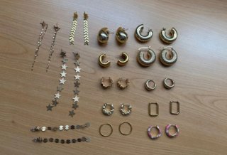 Joyero con Anillos y Pendientes Dorados