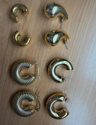 Joyero con Anillos y Pendientes Dorados