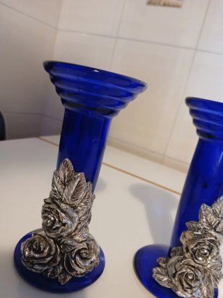 Coppia Candelabri Vetro Blu con Rose Argentate