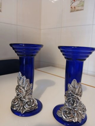 Coppia Candelabri Vetro Blu con Rose Argentate
