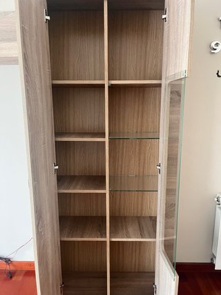 Mueble de comedor madera y cristal.