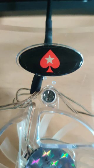 Base refrigeradora PokerStars con luces azules