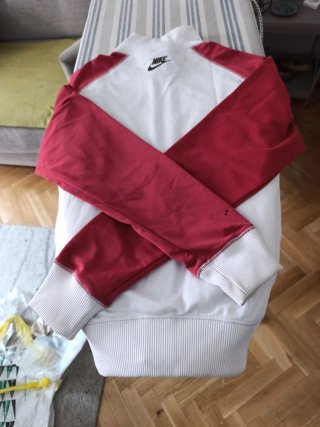 Chaqueta deportiva Nike blanca y roja