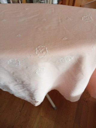 Mantel vintage bordado rosa