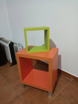 Estanterías de madera coloridas