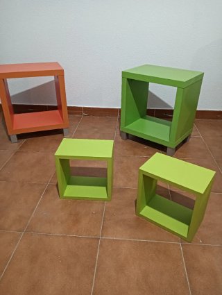 Estanterías de madera coloridas