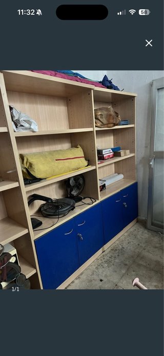 Librero con puertas azules