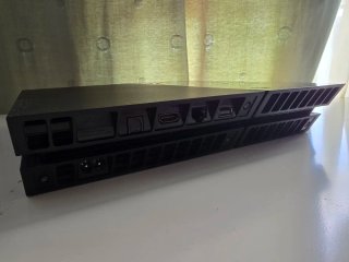 PS4 + 7 Giochi + 2 Controller