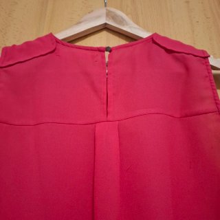 Blusa sin mangas roja.Muy Bonita y con mucha caída