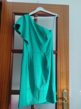 Vestido de fiesta verde asimétrico