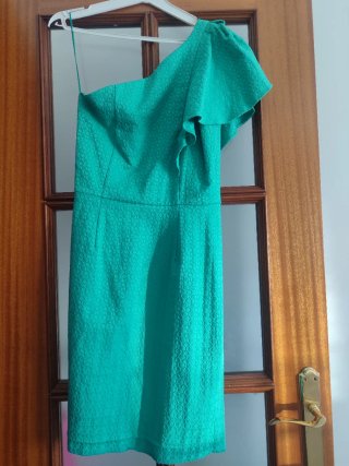 Vestido de fiesta verde asimétrico