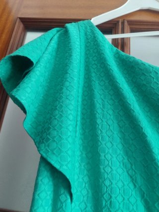 Vestido de fiesta verde asimétrico