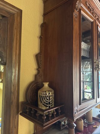 Mueble antiguo de madera con mármol