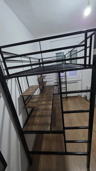 Cama alta con escritorio y estantes