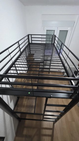 Cama alta con escritorio y estantes